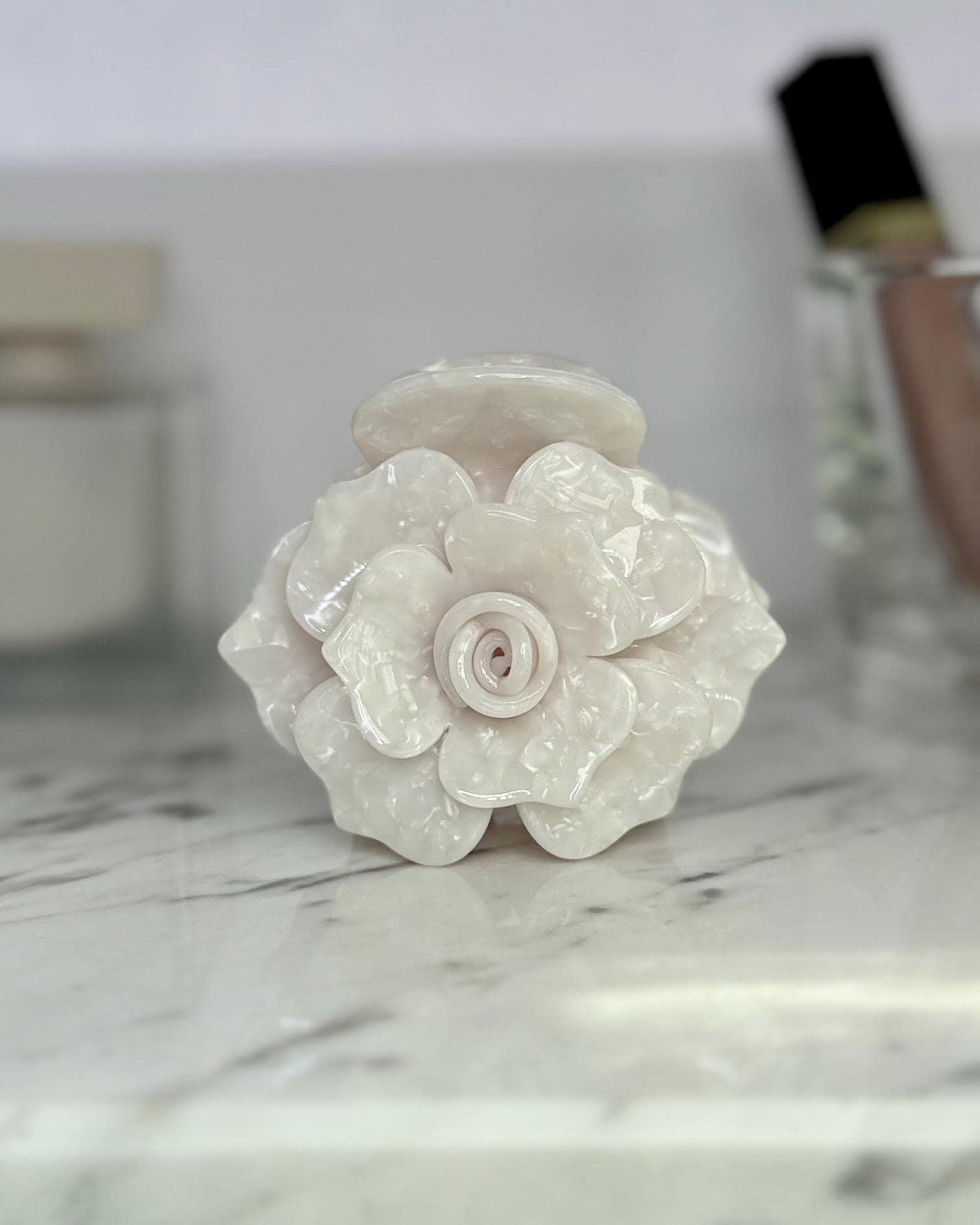 Acetat Haarklammer Blume - Große Haarspange 8, 5 cm Stabile Damen Perlmutt Haarclip Acetat Haarklammer Blume - Große Haarspange 8, 5 cm Stabile Damen Perlmutt Haarclip von LIEBAE