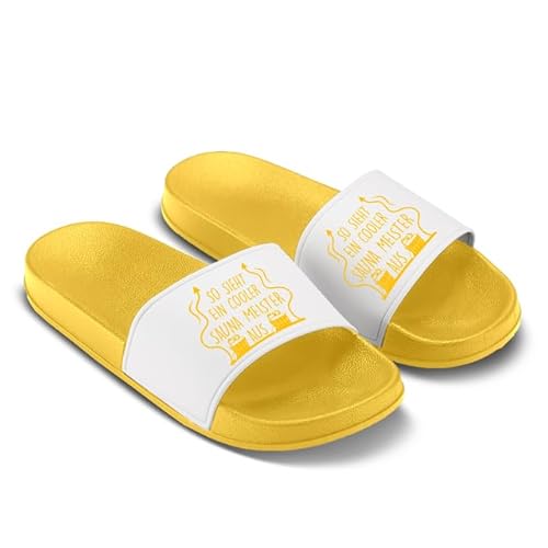 LIEBTASTISCH Badelatschen - So sieht ein cooler Sauna Meister aus - Geschenk für Saunagänger - Passend zum Geschenkeset Gelb - Größe 44 EU LIEBTASTISCH Badelatschen - So sieht ein cooler Sauna Meister aus - Geschenk für Saunagänger - Passend zum Geschenkeset Gelb - Größe 44 EU von LIEBTASTISCH