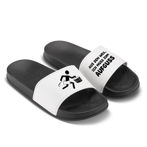 LIEBTASTISCH Badelatschen mit Spruch Aus dem Weg ich muss zum Aufguss – Lustige Sauna-Schuhe mit Motiv – Saunalatschen für Männer & Frauen – Geschenk für Saunagänger Schwarz - Größe 43 EU von LIEBTASTISCH