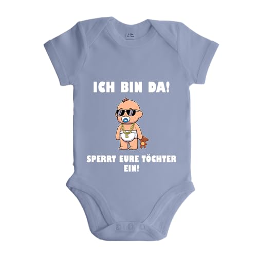 LIEBTASTISCH - Ich bin da! Sperrt eure Töchter ein! - Baby body kurzarm - Strampler - mit Druckknöpfen - Jungen - 100% Bio Baumwolle (Dusty blue, 3-6 Monate) von LIEBTASTISCH