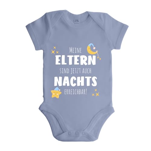 LIEBTASTISCH - Meine Eltern sind jetzt auch Nachts erreichbar! - Baby body kurzarm - Strampler - mit Druckknöpfen - Jungen & Mädchen - 100% Bio Baumwolle (Hellblau, 0-3 Monate) von LIEBTASTISCH