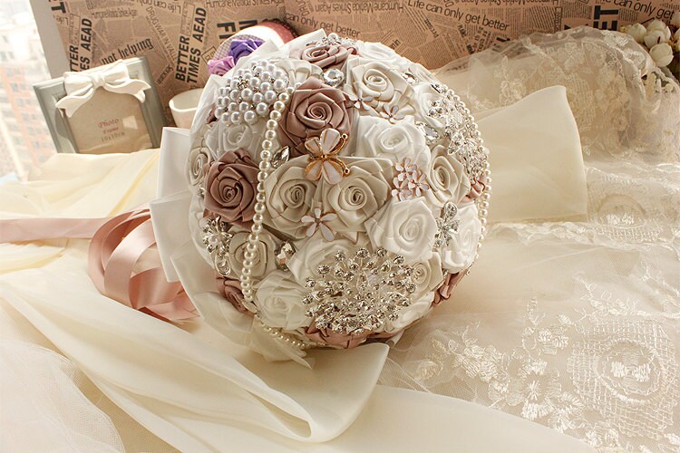 Champagner Roses Hochzeits-Bouquet Mit Perlen Rhinestones Crystal Satin Ribbon Pearls Bridal Bouquet Braut-Bouquet Hochzeitsblumen von LIFEOFLACE