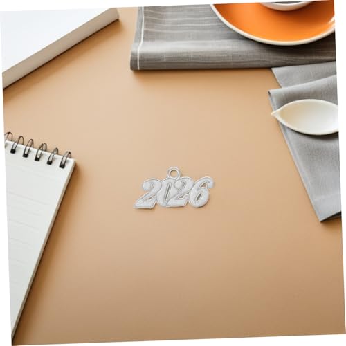 LIGIGWASH 50 Stück Abschlusskappen Anhänger Jahreszahl Quasten Charms für Schmuckherstellung DIY Armbänder Halsketten Ohrringe Abschlusszubehör Erinnerungsanhänger von LIGIGWASH