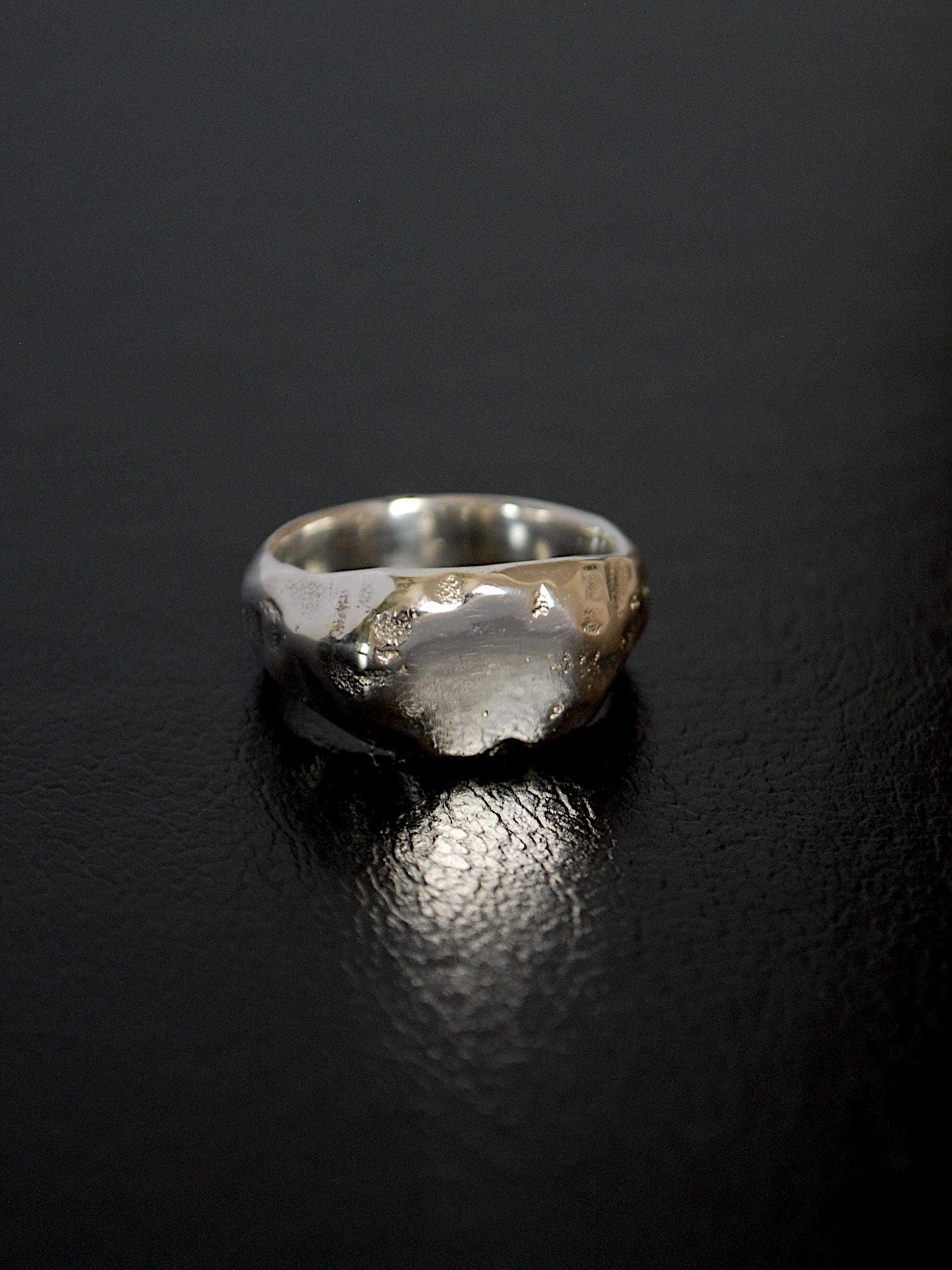 Strukturierter Siegelring, Sterling Silber Ring, Unisex Design, Sandguss Handgefertigt Strukturierter Siegelring, Sterling Silber Ring, Unisex Design, Sandguss Handgefertigt von LIKIKOJewellery