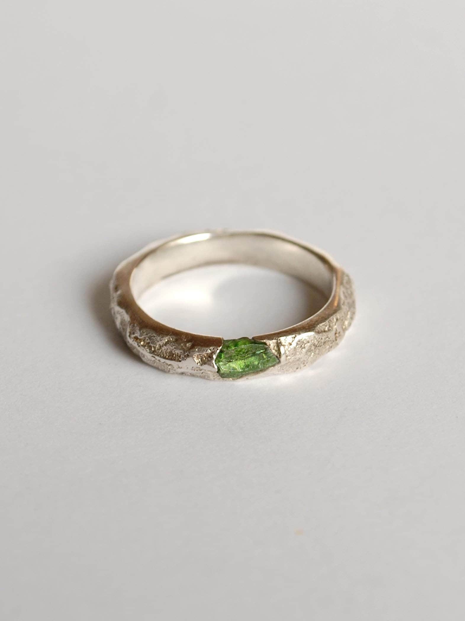 Strukturierter Unisex Ring Mit Grünem Diopsid, Rauer Steinring, Silberring, Design, Sandgussring, Handgemachter Strukturierter Unisex Ring Mit Grünem Diopsid, Rauer Steinring, Silberring, Design, Sandgussring, Handgemachter von LIKIKOJewellery