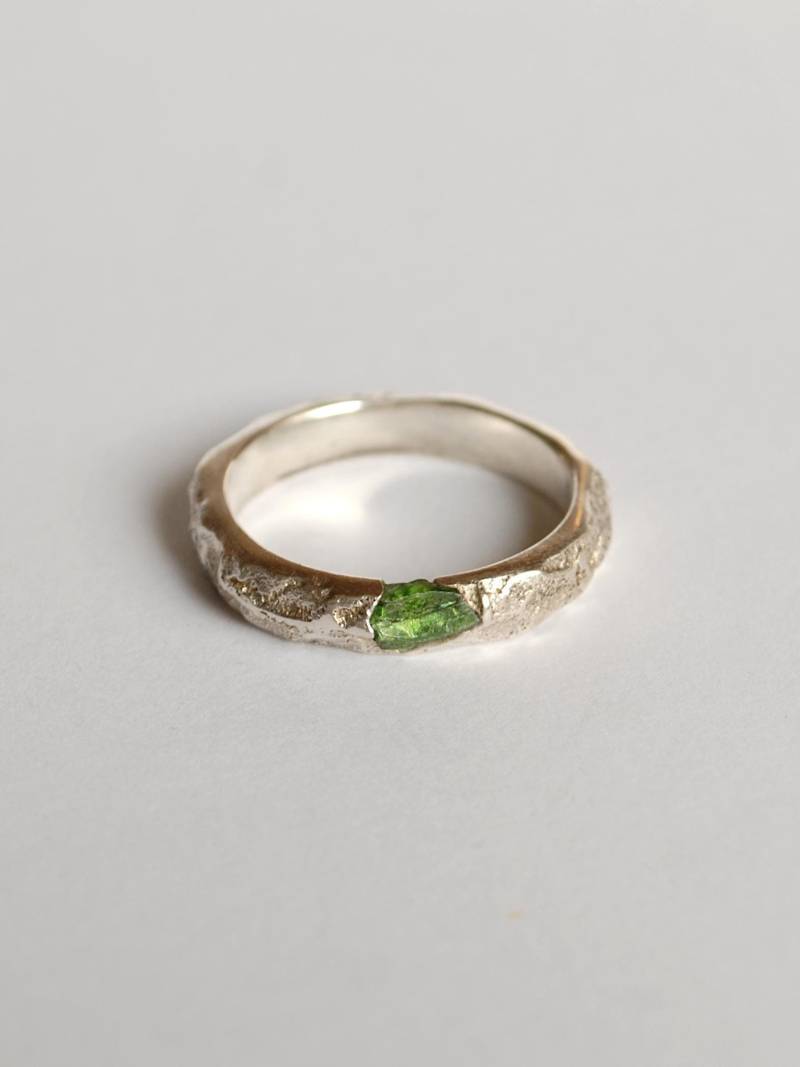 Strukturierter Unisex Ring Mit Grünem Diopsid, Rauer Steinring, Silberring, Design, Sandgussring, Handgemachter Strukturierter Unisex Ring Mit Grünem Diopsid, Rauer Steinring, Silberring, Design, Sandgussring, Handgemachter von LIKIKOJewellery