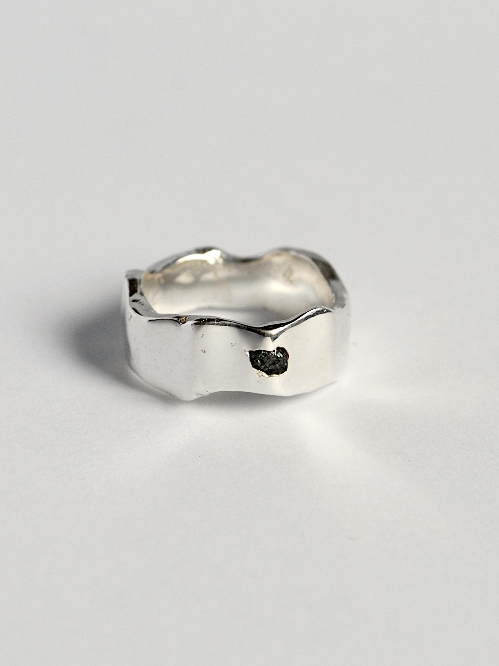 Unisex Ring Mit Schwarzen Diamant, Rohdiamant Ring, Rauer Silberring, Unisex Design, Moderner Handgemachter Unisex Ring Mit Schwarzen Diamant, Rohdiamant Ring, Rauer Silberring, Unisex Design, Moderner Handgemachter von LIKIKOJewellery