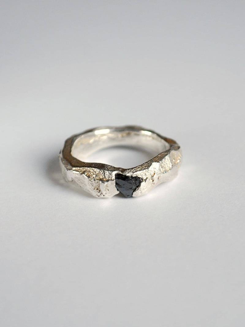 strukturierter Unisex Ring Mit Schwarzer Diamant, Roh Diamantiert, Design, Sandguss Ring, Handgemachter Rauer Silberring von LIKIKOJewellery