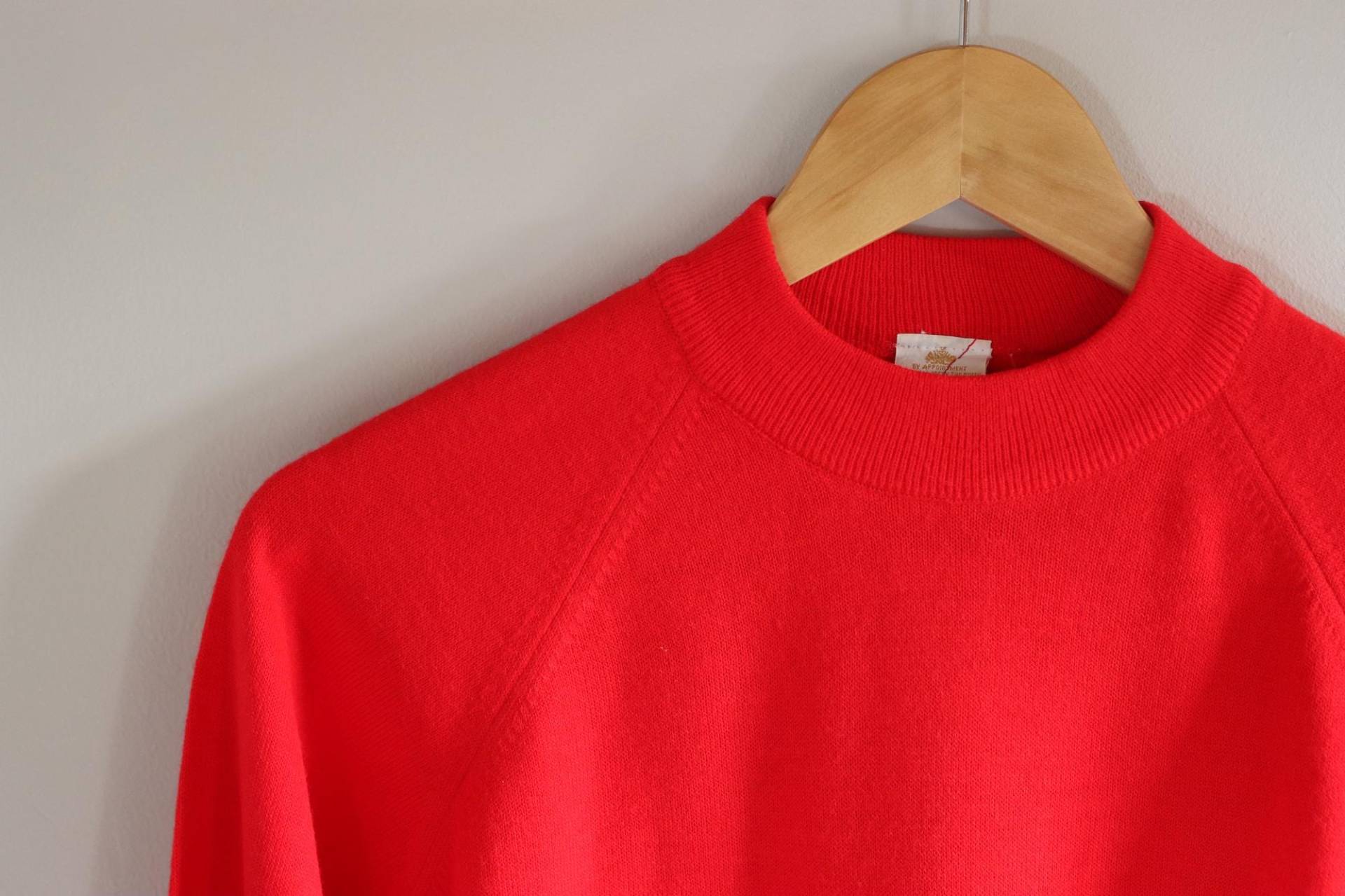 Wolsey Knallroter Pullover Mit Rundhalsausschnitt Wolsey Knallroter Pullover Mit Rundhalsausschnitt von LILAVINTAGESHOP