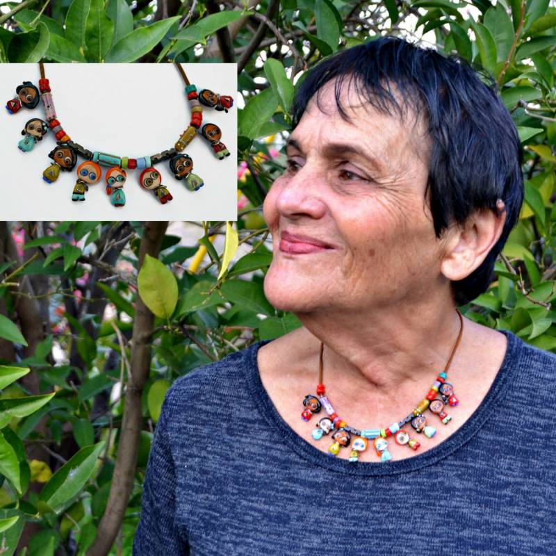 Personalisierte Großmutter Halskette, Glas Portrait, Geschenk Für Oma, Omas Portrait Anhänger, Lampwork Kunst, Naive Kunst von LILAnaiveart