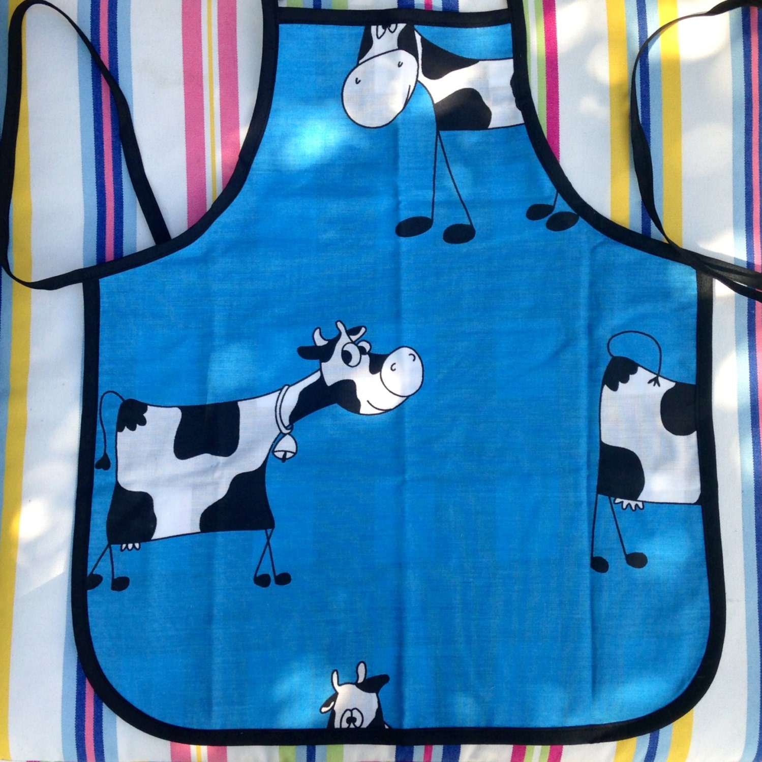 Baumwollschürze Und Geschenktüte, Motiv „Hübsche Kuh" Von Lililamaloulou Baumwollschürze Und Geschenktüte, Motiv „Hübsche Kuh" Von Lililamaloulou von LILILAMALOULOU