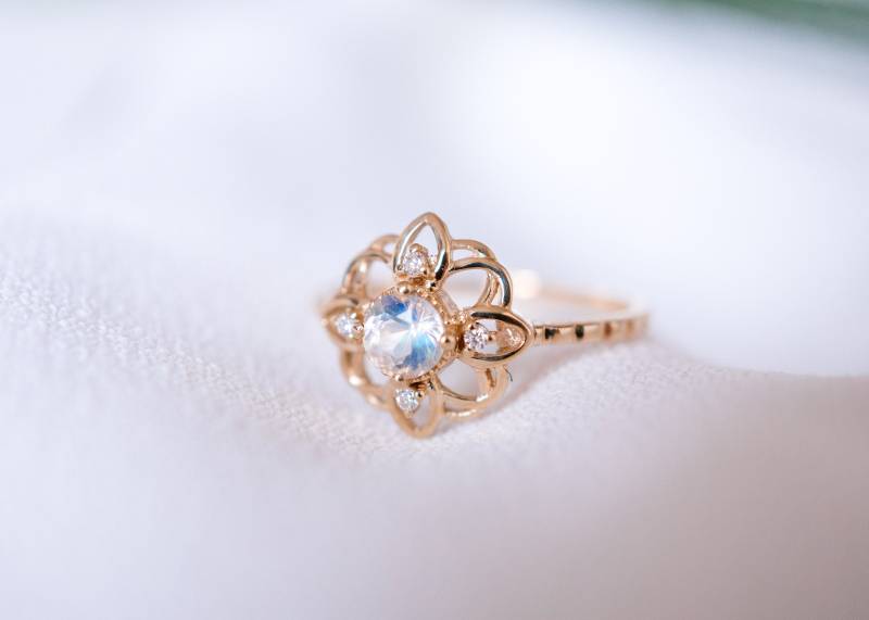 14K 18K Gold Mondstein Blumenring Diamant Verlobungsring Pinky Ring Art Deco Rose Weißgold Platin Hochzeitsjubiläum 14K 18K Gold Mondstein Blumenring Diamant Verlobungsring Pinky Ring Art Deco Rose Weißgold Platin Hochzeitsjubiläum von LILOOKS