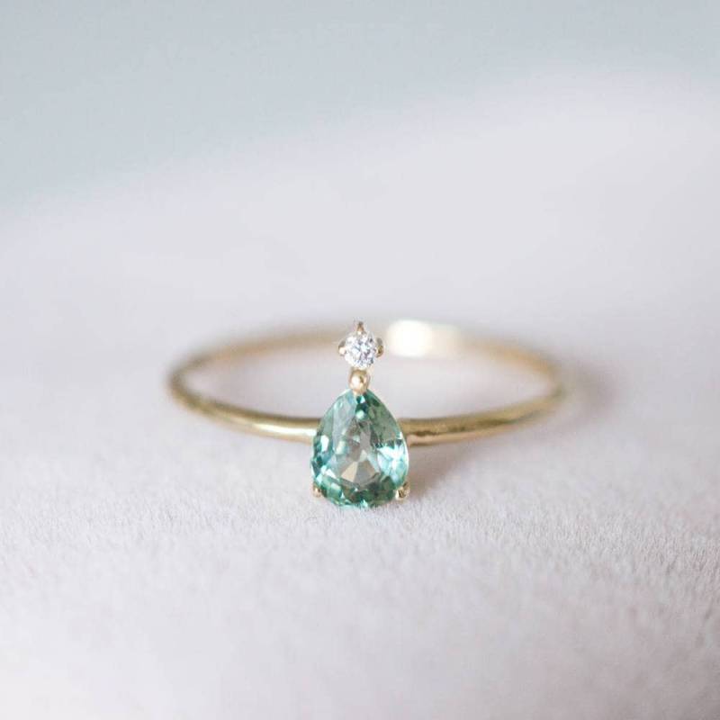 18K Solid Gold Pear Cut Natürlicher Grüner Saphir Ring Diamant Akzent, Elegantes Verlobungsversprechen 18K Solid Gold Pear Cut Natürlicher Grüner Saphir Ring Diamant Akzent, Elegantes Verlobungsversprechen von LILOOKS