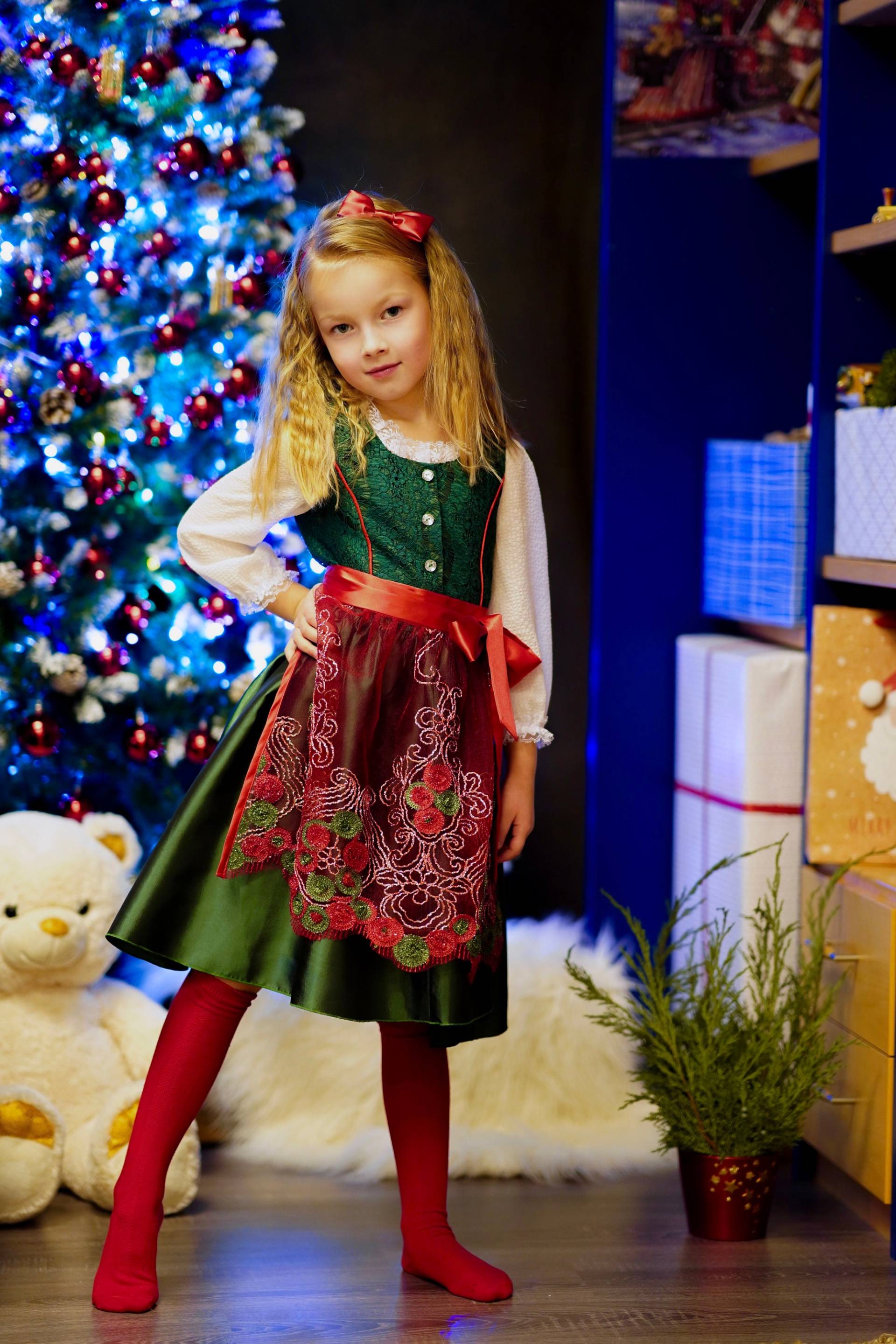 Kinderdirndl 3-Teilig, Weihnachtsdirndl, Tracht, Rot Glänzende Schürze, Weihnachtsgeschenk Für Mädchen, Festliches Dirndl von LILUkidsBERLIN