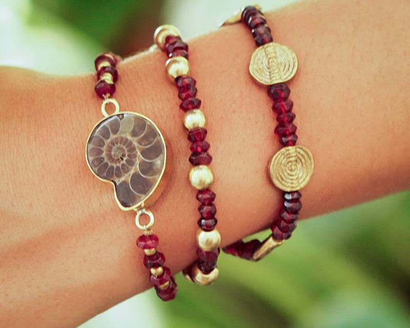 Armband Für Frauen // Freundin Geschenk Brautjungfer Regenbogen Cleoniceras Ammonit Fossil Granat von LILYOMofficial