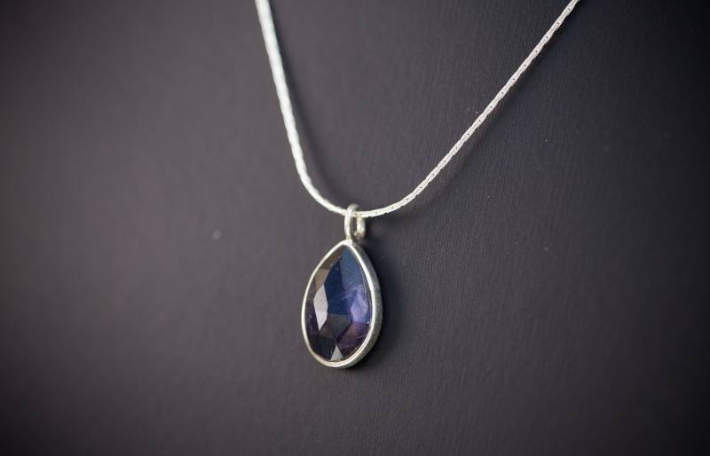 Blaue Iolith Halskette, Anhänger Halskette Für Frauen, Blauer Edelstein Träne von LILYOMofficial