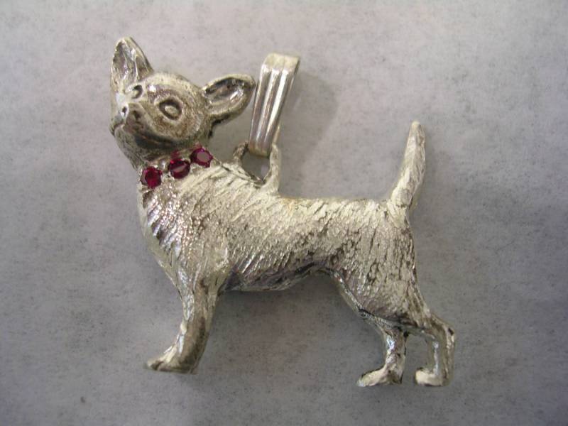 Anhänger Chihuahua Mit Rubinrotem Steinhalsband, Eingefasst in Sterlingsilber Anhänger Chihuahua Mit Rubinrotem Steinhalsband, Eingefasst in Sterlingsilber von LILYSJEWELERS