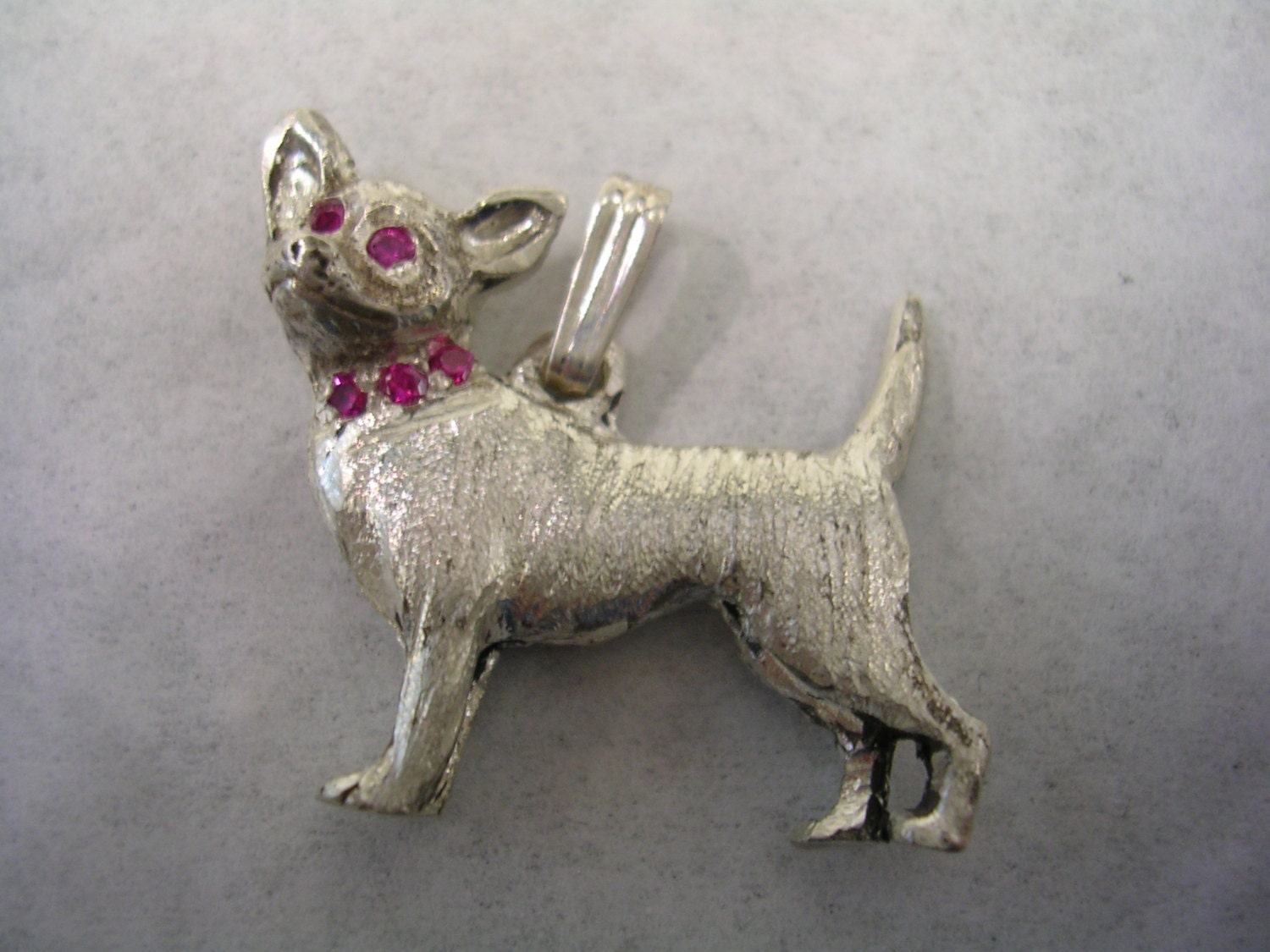 Chihuahua Anhänger Mit Roten Rubin Steinen Im Halsband Und in Sterling Silber Gesetzten Augen Chihuahua Anhänger Mit Roten Rubin Steinen Im Halsband Und in Sterling Silber Gesetzten Augen von LILYSJEWELERS