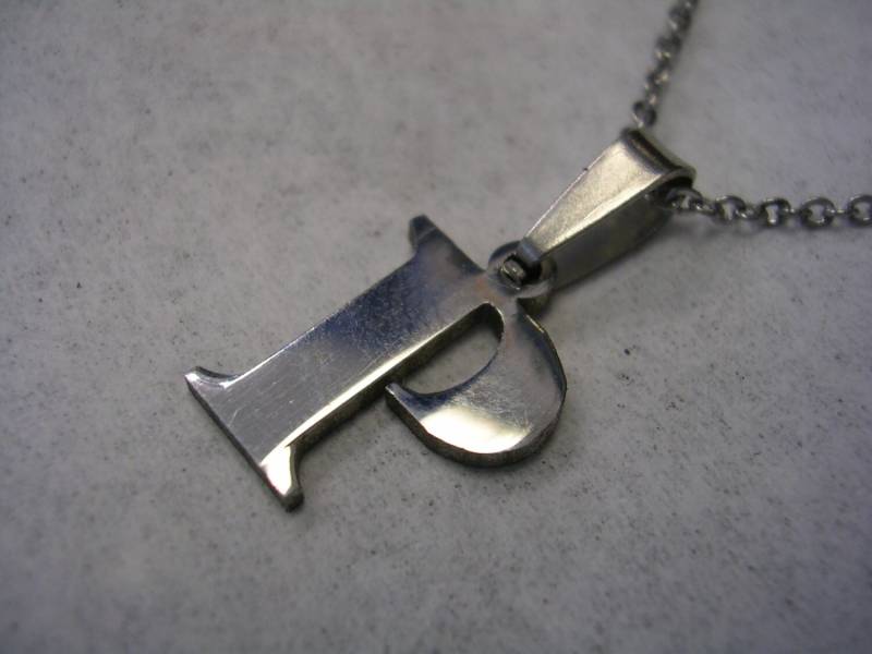 Erste P Anhänger Charme Hoch Poliert Mit Einer Kette Aus Edelstahl von LILYSJEWELERS