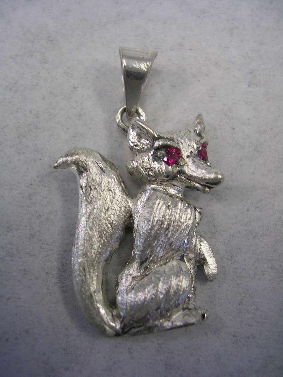 Fuchs Anhänger Charm Mit Roten Rubin Augen in Sterling Silber Gesetzt Fuchs Anhänger Charm Mit Roten Rubin Augen in Sterling Silber Gesetzt von LILYSJEWELERS