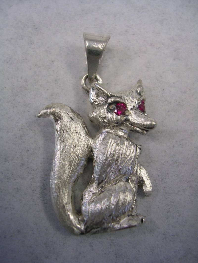 Fuchs Anhänger Charm Mit Roten Rubin Augen in Sterling Silber Gesetzt Fuchs Anhänger Charm Mit Roten Rubin Augen in Sterling Silber Gesetzt von LILYSJEWELERS
