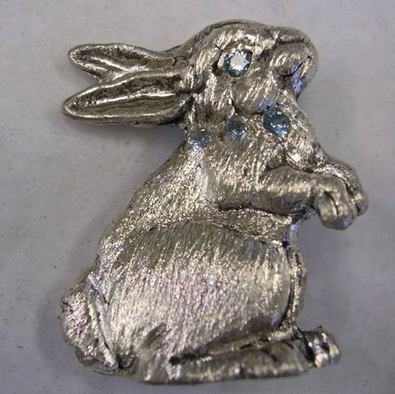 Hasen-Anstecknadel Mit Blautopas Im Auge Und Halsband Aus Sterlingsilber. Hat Ein Haarähnliches Finish Einem Sterling Silber Stift Hasen-Anstecknadel Mit Blautopas Im Auge Und Halsband Aus Sterlingsilber. Hat Ein Haarähnliches Finish Einem Sterling Silber Stift von LILYSJEWELERS