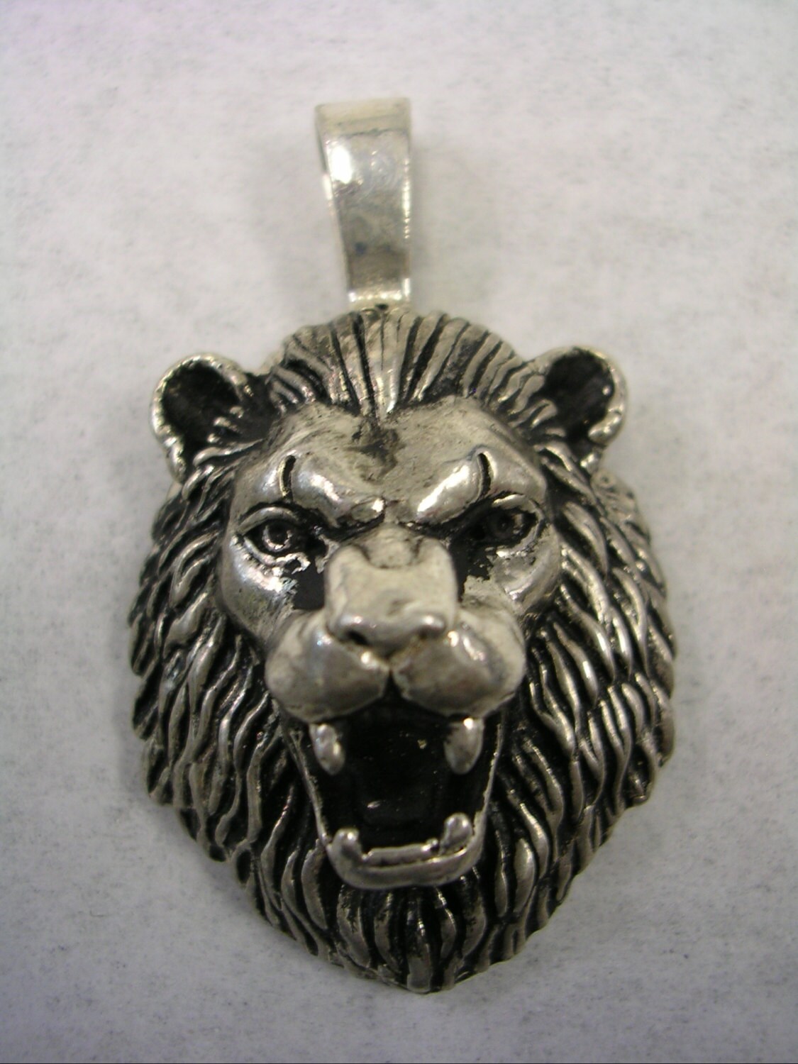 Löwen-Anhänger-Charme in Sterling Silber Mit Einem Alle Hoch Poliert Schwarzes Antikes Finish Löwen-Anhänger-Charme in Sterling Silber Mit Einem Alle Hoch Poliert Schwarzes Antikes Finish von LILYSJEWELERS