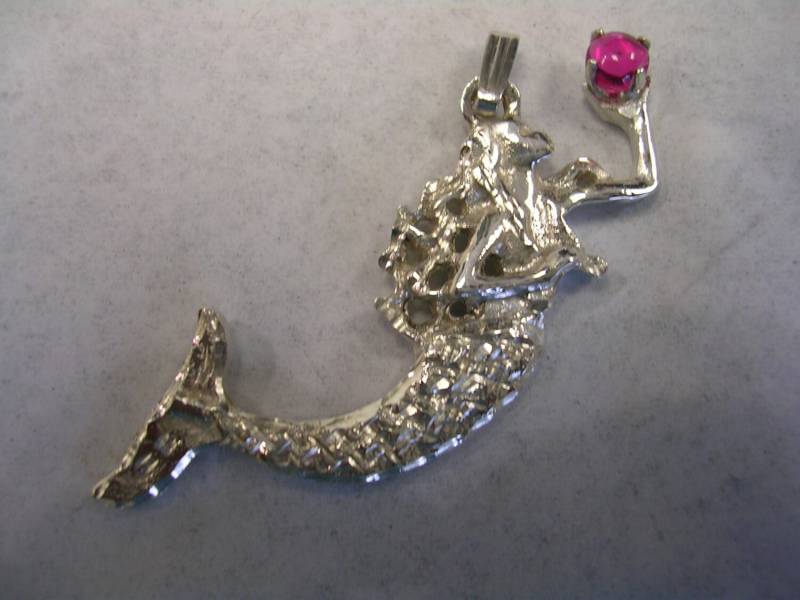 Meerjungfrau Anhänger Mit Rubin Cabochon in Sterling Silber Gefasst Meerjungfrau Anhänger Mit Rubin Cabochon in Sterling Silber Gefasst von LILYSJEWELERS