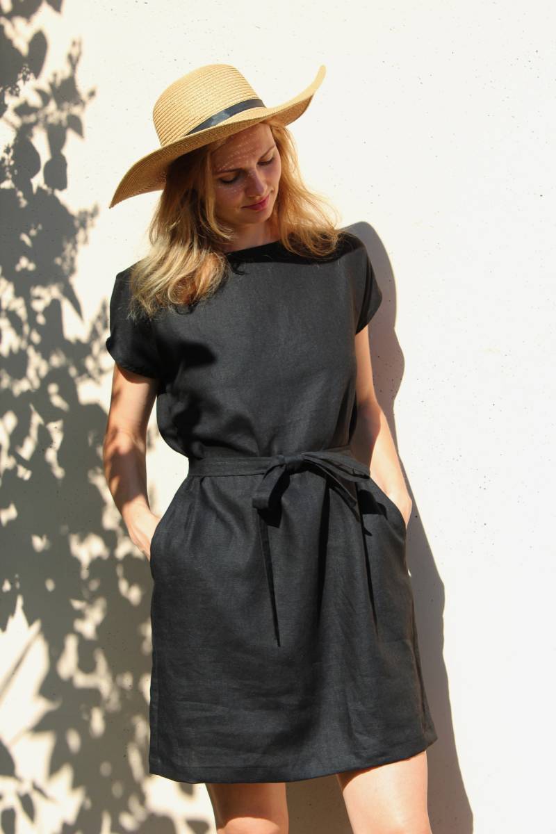 Kleines Schwarzes Leinenkleid Eve, Flachs Schlichtes Overknee Tropfenschultern Sommerkleid Mit Gürtel Und Taschen, Nachhaltig Handgemachte Mode von LINELEstudio