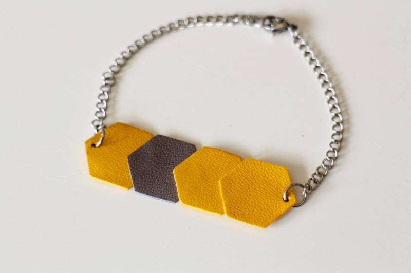 Armband Aus Silbernem Edelstahl Und Senf - Grauem Leder. Handgefertigt von LIPIKIBIJOUX