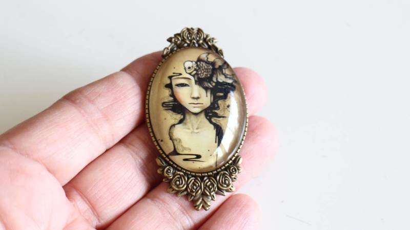Damenbrosche Aus Glas Und Bronzemetall - Handgefertigt Damenbrosche Aus Glas Und Bronzemetall - Handgefertigt von LIPIKIBIJOUX