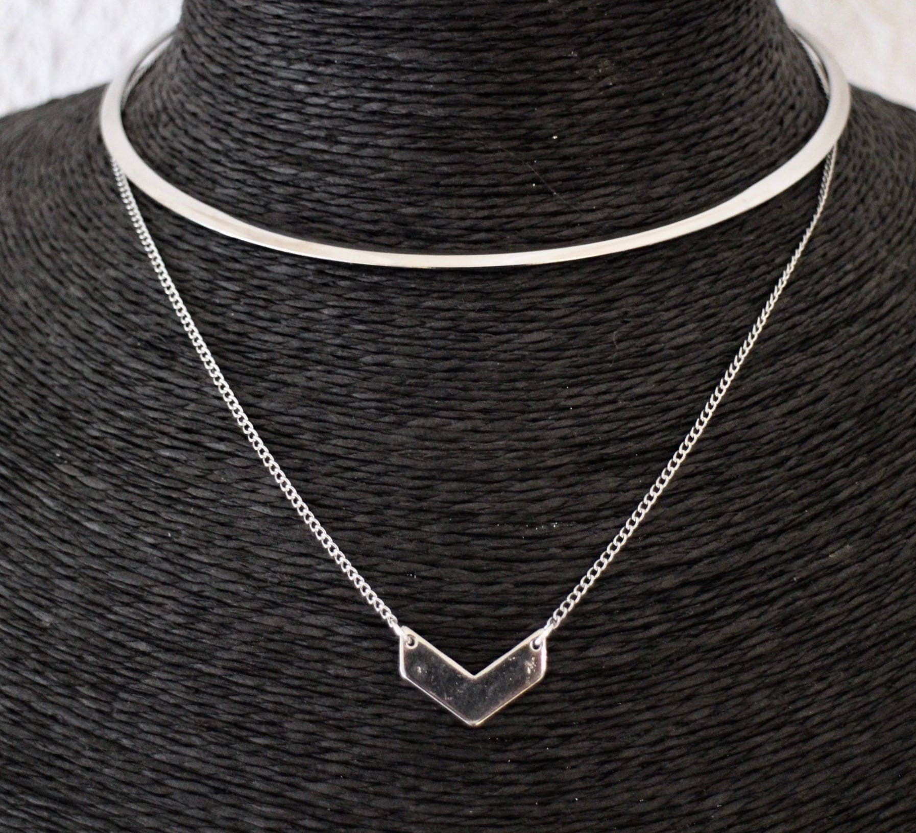 Doppelte Offene Armreif-Halskette Und Kette Mit Silbernem Metall-Chevron, Handgefertigt von LIPIKIBIJOUX