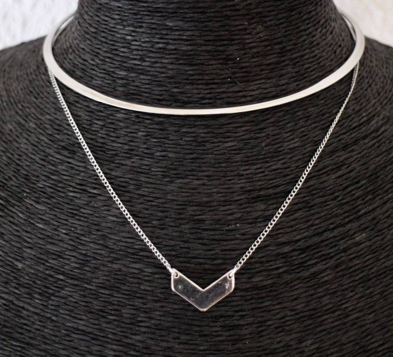 Doppelte Offene Armreif-Halskette Und Kette Mit Silbernem Metall-Chevron, Handgefertigt von LIPIKIBIJOUX