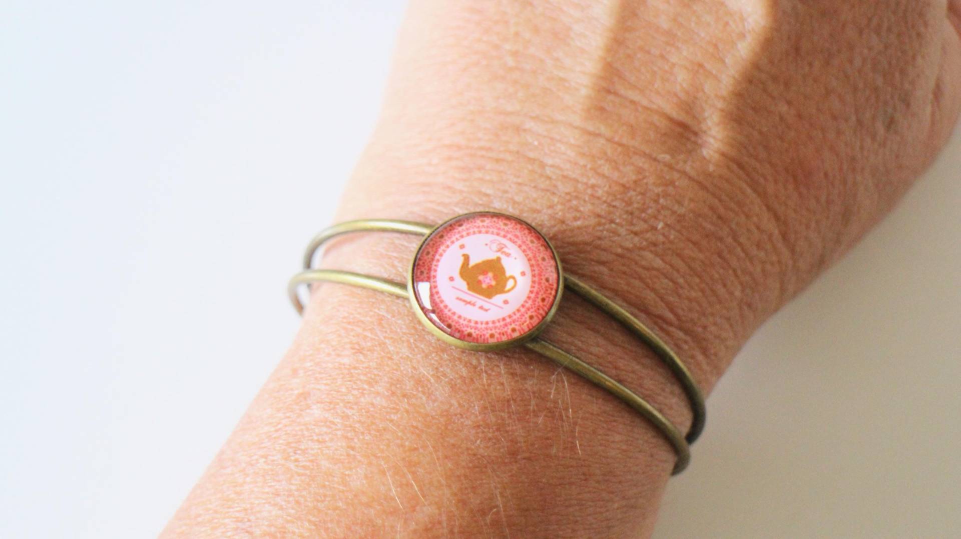 Doppelter Cabochon-Teekannen-Armreif Aus Altrosa Und Bronzefarbenem Metall - Handgefertigt von LIPIKIBIJOUX