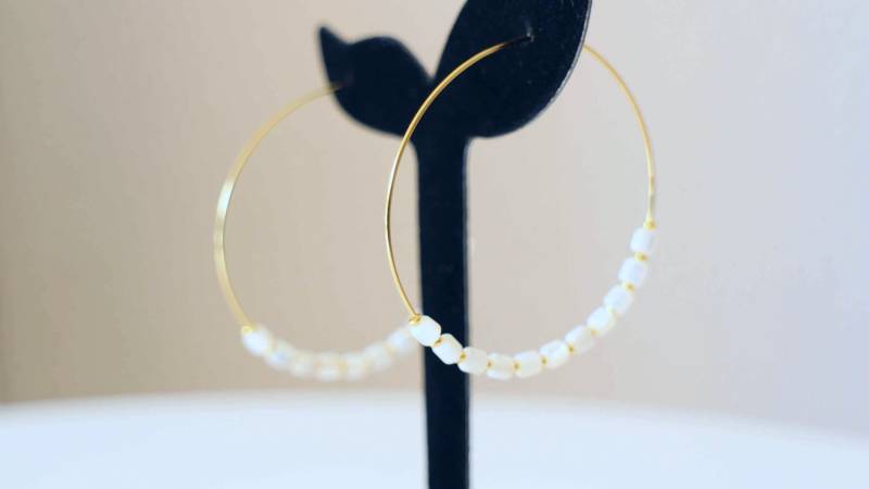 Goldene Creolen Aus Edelstahl Mit Weißen Perlmuttperlen - Handgefertigt von LIPIKIBIJOUX