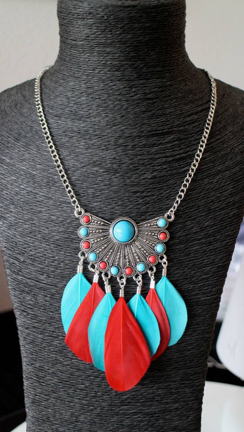 Halbmondkette Mit Roten Und Blauen Federn - Handgefertigt von LIPIKIBIJOUX