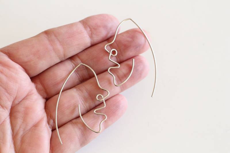 Handgefertigte Silberne Metallgesichtsohrringe von LIPIKIBIJOUX