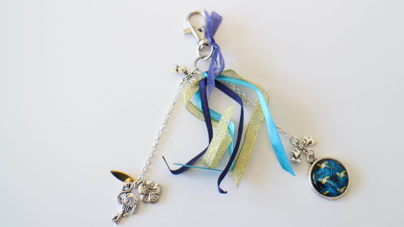 Handgefertigter Taschenanhänger in Blau Und Gold von LIPIKIBIJOUX