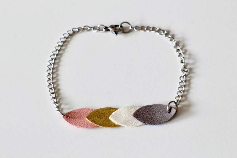 Handgefertigtes Armband Aus Silbernem Edelstahl Und Mehrfarbigem Leder von LIPIKIBIJOUX