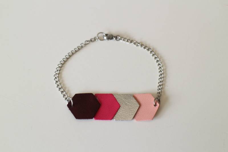 Handgefertigtes Armband Aus Silbernem Leder Und Edelstahl von LIPIKIBIJOUX