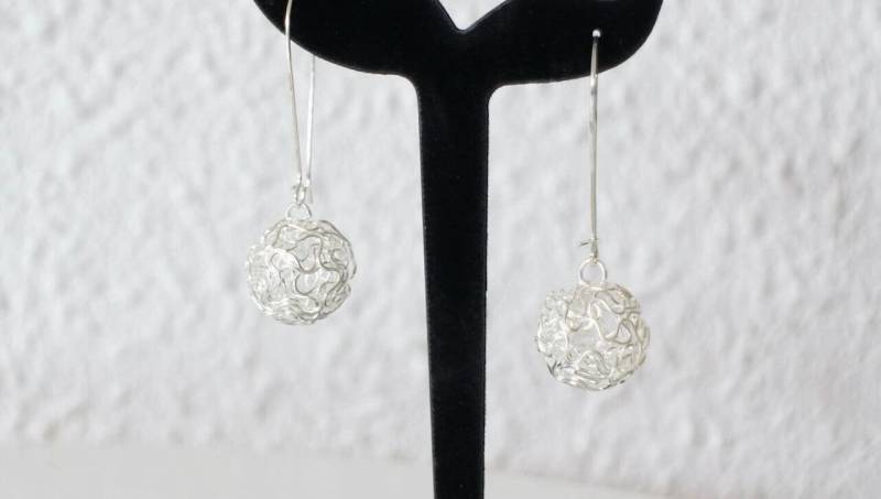 Lange Haken - Und Kugelohrringe Aus Silbernem Metall. Handgefertigt von LIPIKIBIJOUX