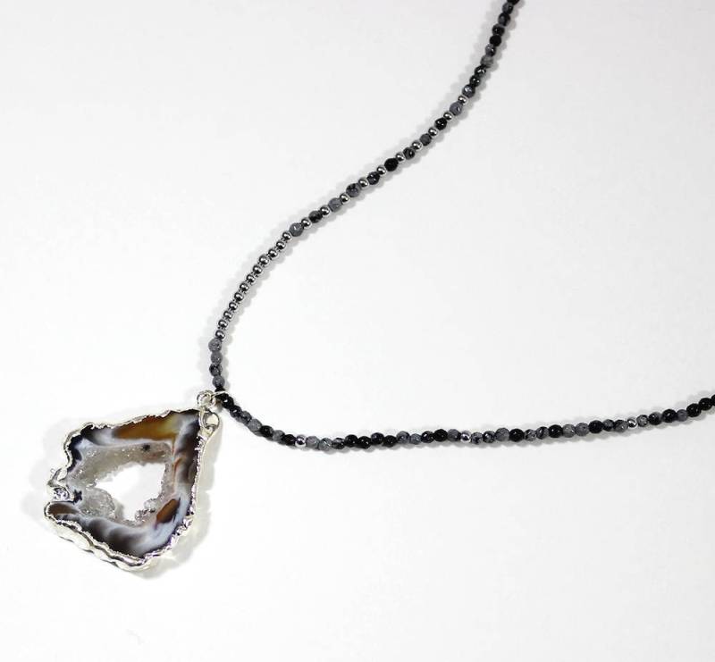 Sautoir-Halskette Aus Obsidian Mit Grauem Achat Sautoir-Halskette Aus Obsidian Mit Grauem Achat von LISAKORNPARIS