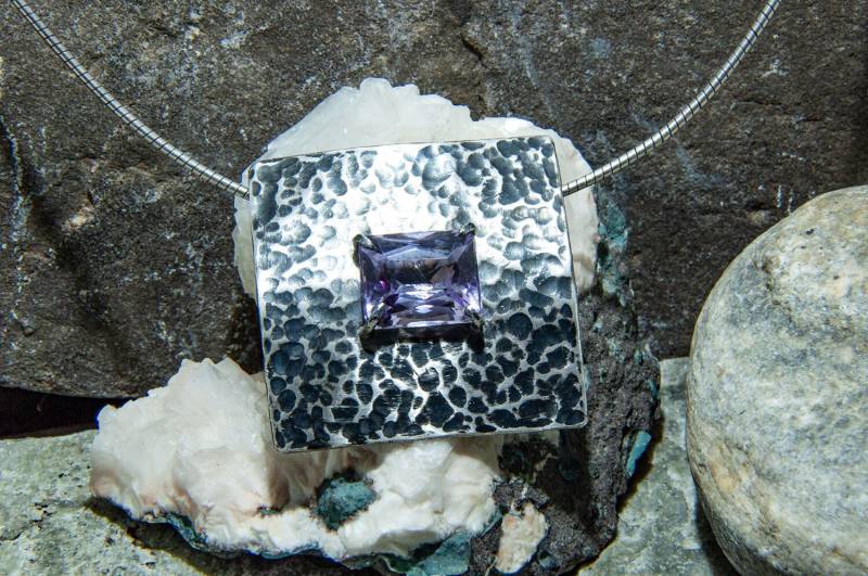 Anhänger Aus Gehämmertem Und Patiniertem Silber Mit Facettiertem Amethyst von LITHOBSESSION