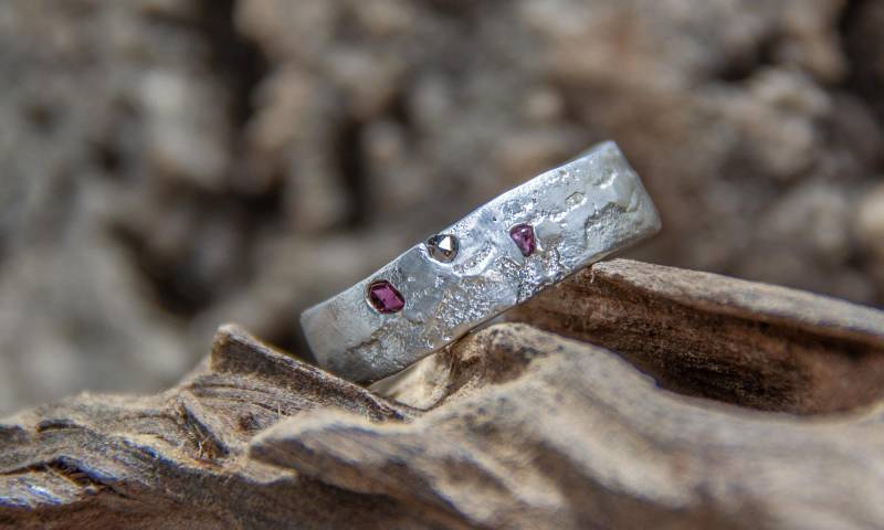 Gegossener Sterlingsilberring Mit Eingegossenen Spinell-Kristallen Und Rosenschliff-Diamant von LITHOBSESSION