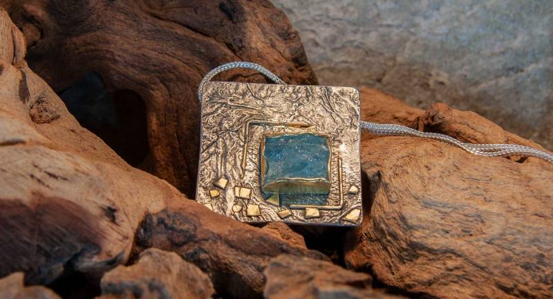 Handgeschmiedeter Silber-Anhänger Mit Gold-Details Und Aquamarin in Goldfassung von LITHOBSESSION