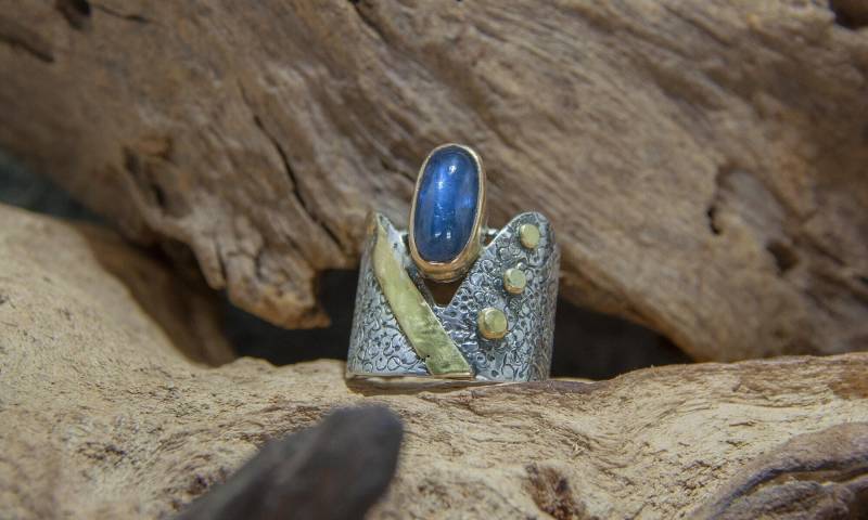 Statementring Aus Silber Und Gold Mit Blau Schimmerndem Sternsaphir Mini-Brilliant von LITHOBSESSION