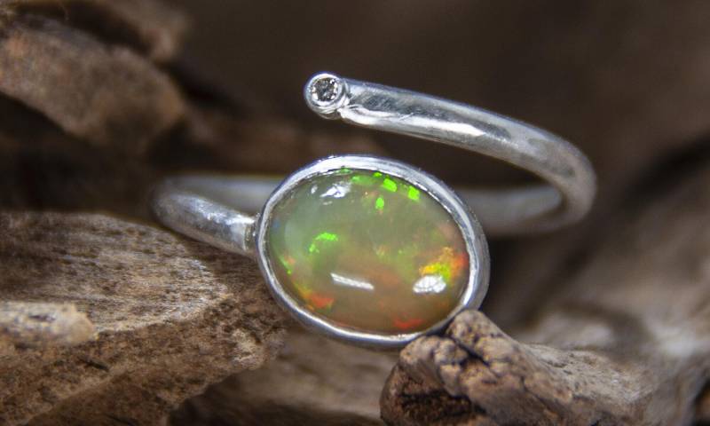 Wickelring Aus Silber Mit Opal Und Mini-Brilliant von LITHOBSESSION