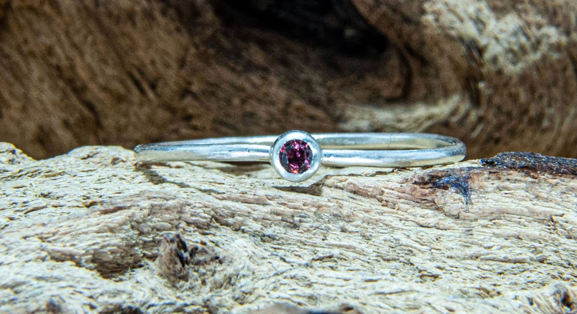 Zierlicher Silberring Mit Mini-Rubin von LITHOBSESSION