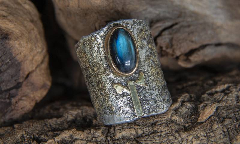 statementring Aus Silber Und Gold Mit Blau Schimmerndem Labradorit von LITHOBSESSION