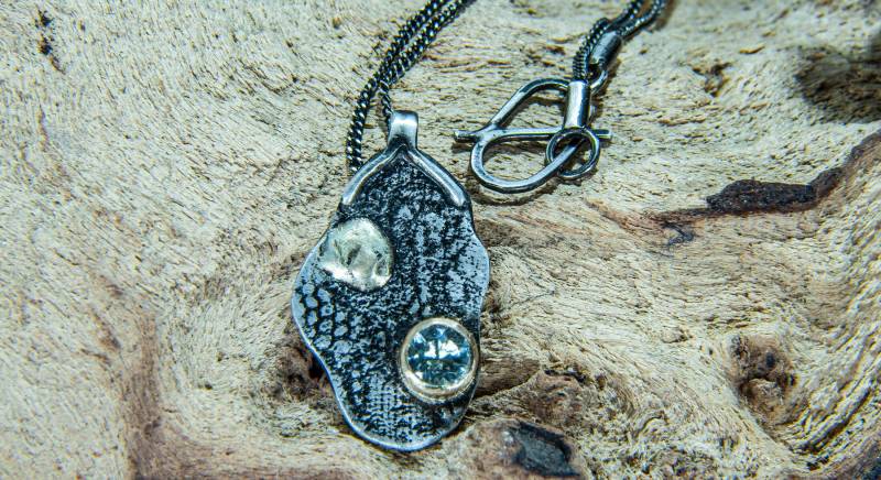 strukturierter, Oxidierter Silber-Anhänger Mit Goldaufschmelzung Und Hellblauem Facettierten Aquamarin in Goldfassung von LITHOBSESSION